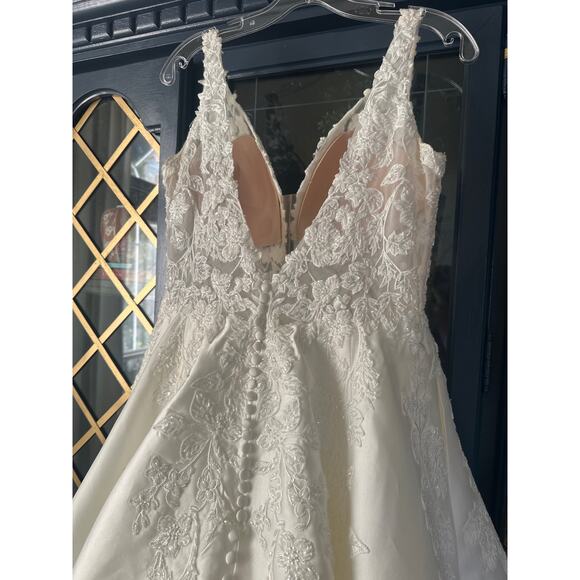 Martina Liana White Wedding Dress - Picture 9 of 16